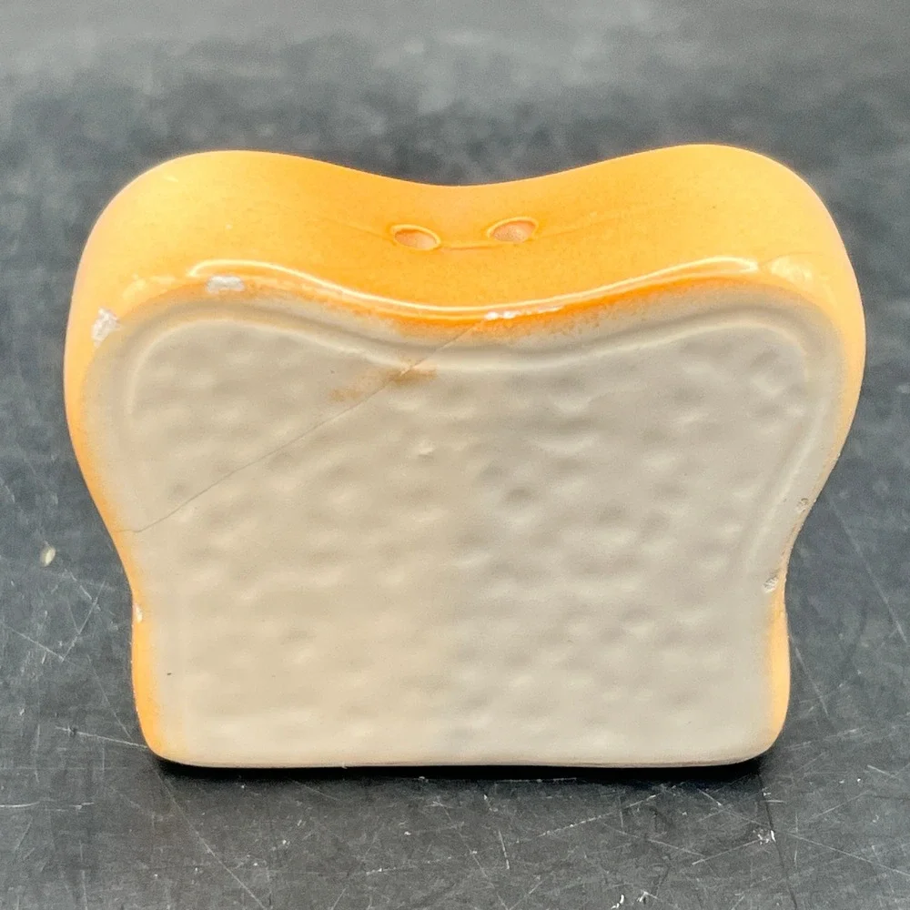 The Unbranded Brand set bread